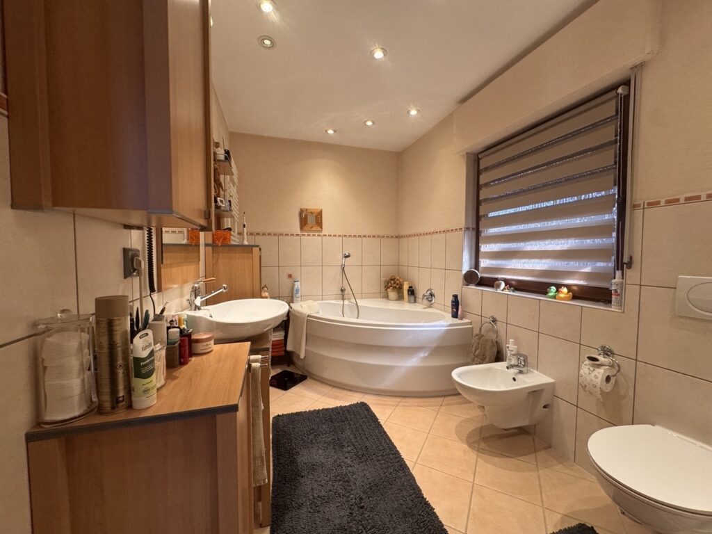 Bad mit Badewanne und Dusche