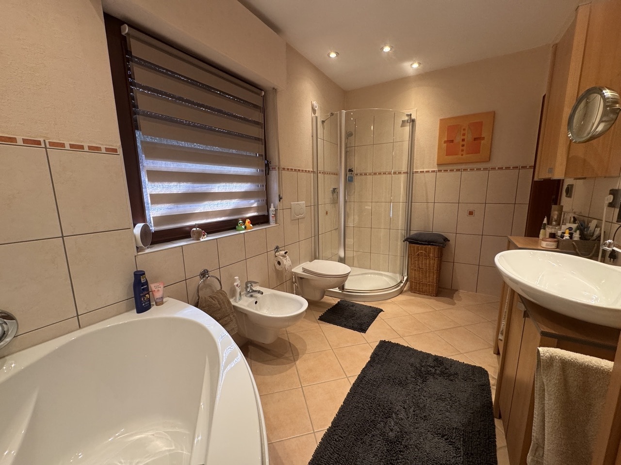 Bad mit Badewanne und Dusche