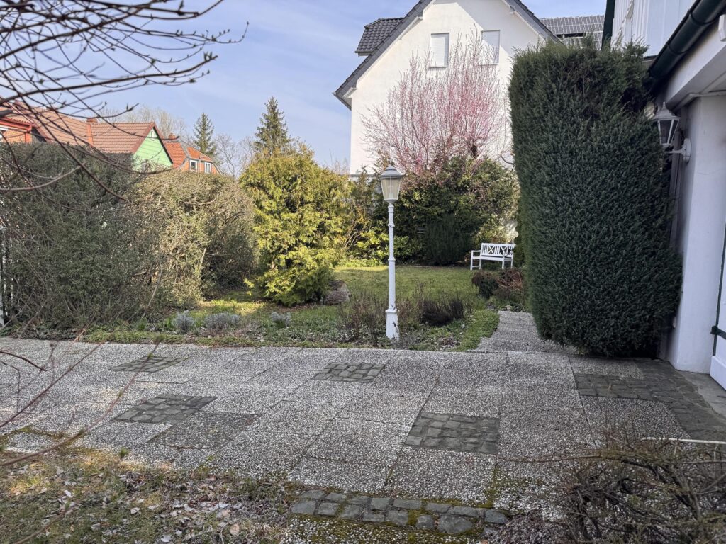 Gartenansicht Eingangsbereich