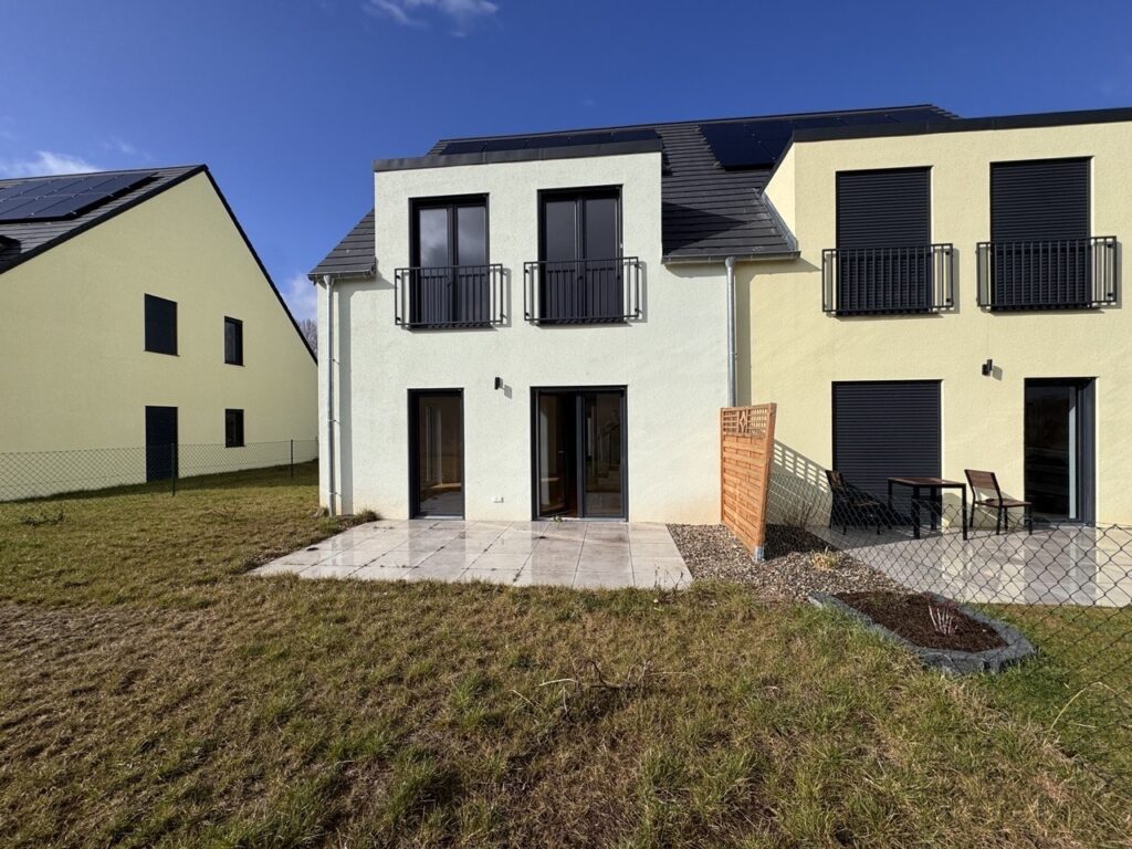 Außenansicht mit Terrasse