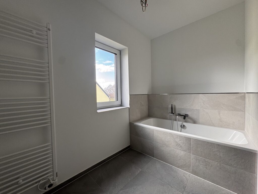 Bad mit Badewanne/Dusche OG