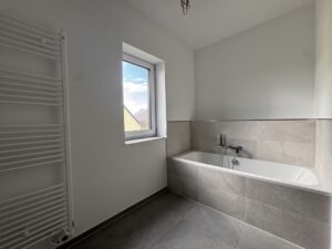 Bad mit Badewanne/Dusche OG