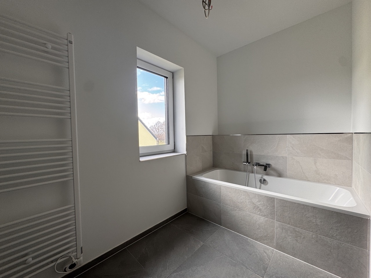 Bad mit Badewanne/Dusche OG