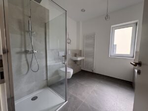 Bad mit Badewanne/Dusche OG