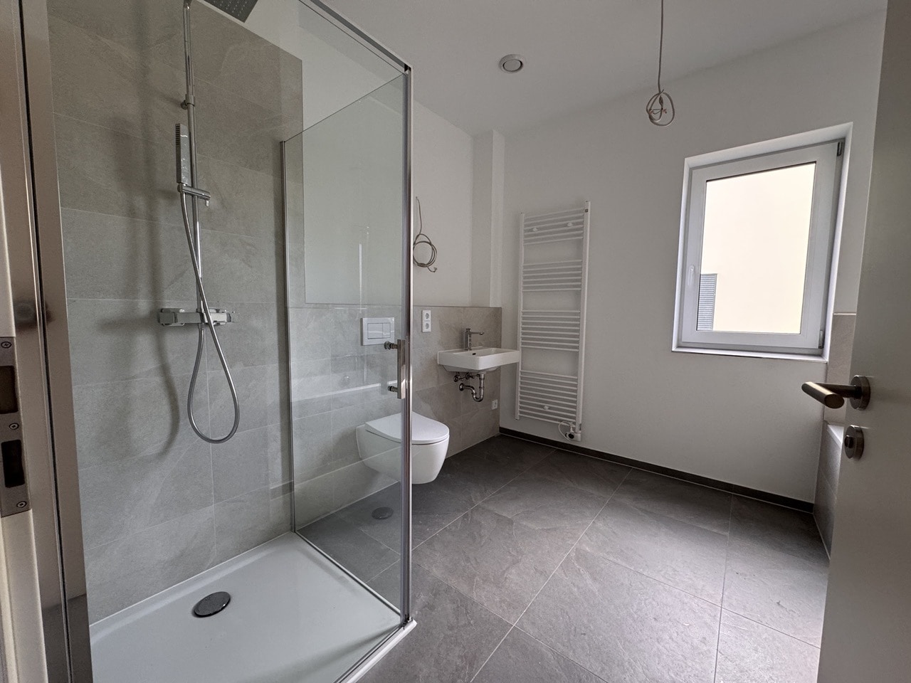 Bad mit Badewanne/Dusche OG