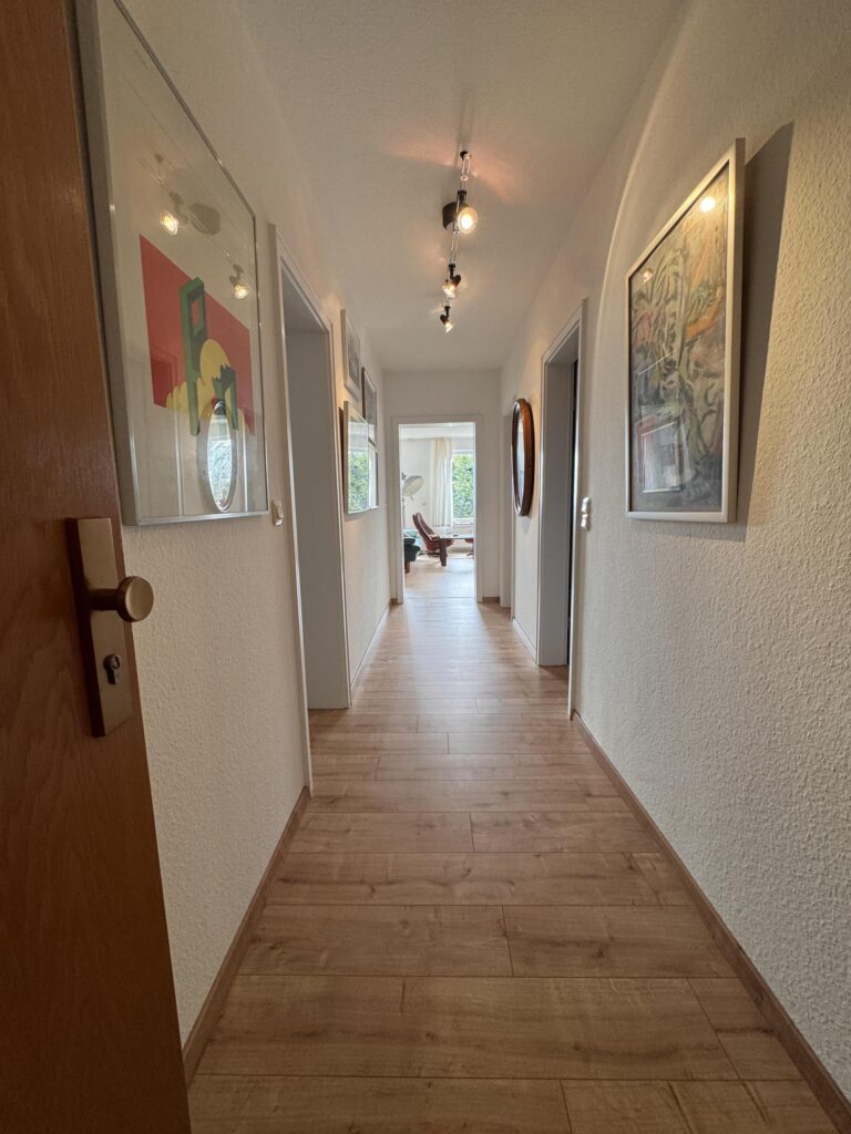 Flur mit Blick in die Wohnung