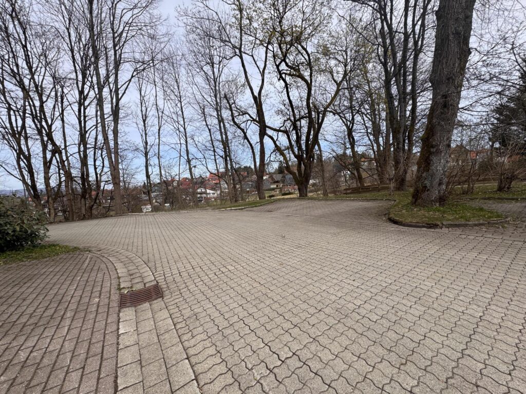 Öffentliche Parkplätze am Haus