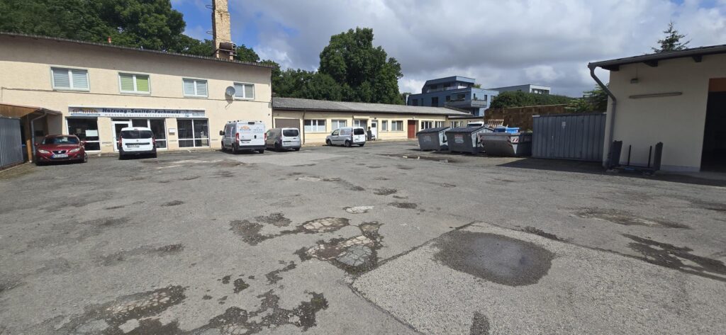 Hofansicht mit Stellplätzen