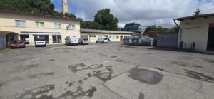 Hofansicht mit Stellplätzen