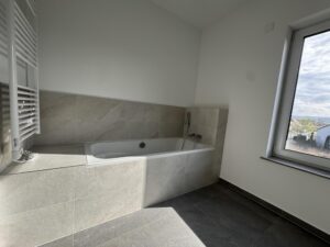 Bad mit Badewanne und Dusche Obergeschoss