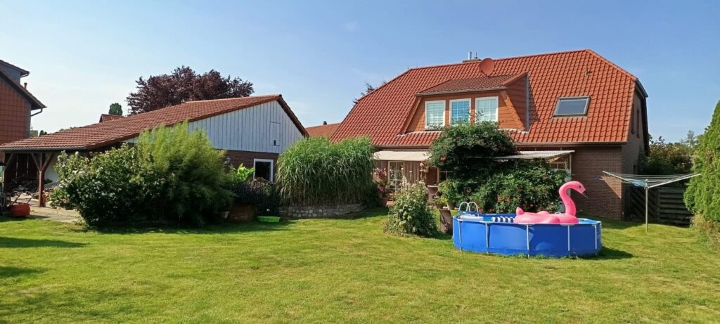 Ansicht Haus und Doppelgarage