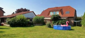 Ansicht Haus und Doppelgarage