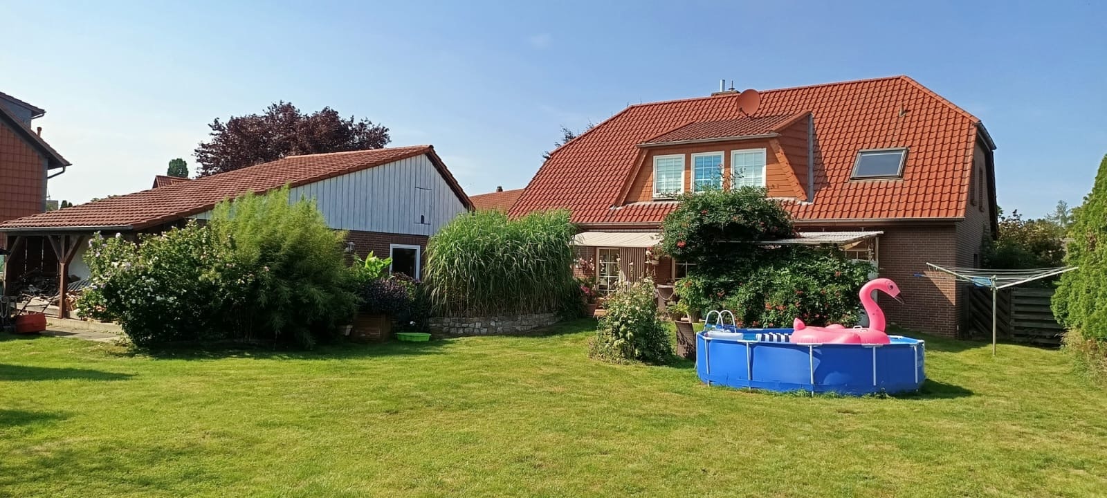 Ansicht Haus und Doppelgarage