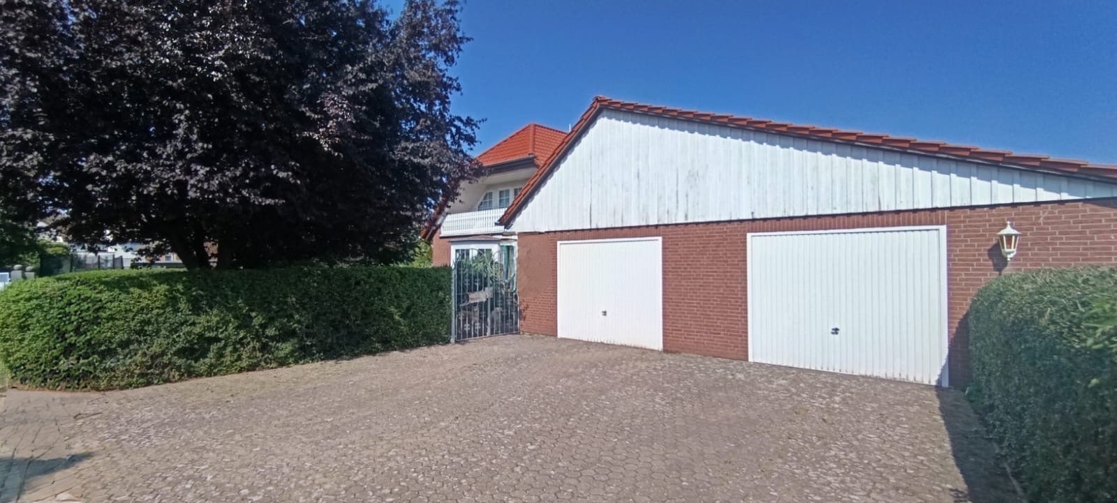 Doppelgarage mit 2 weiteren Stellplätzen