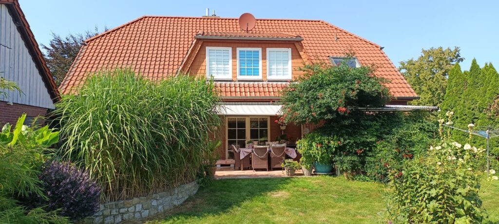 Ansicht Haus mit Terrasse