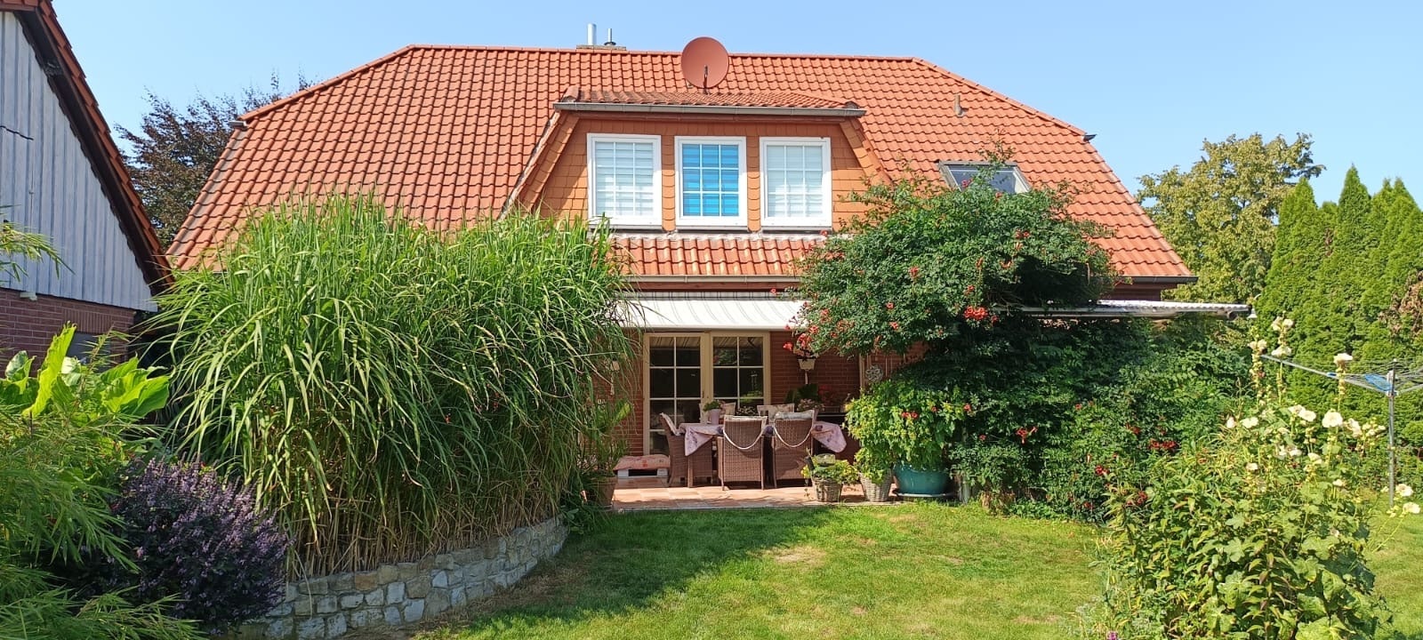 Ansicht Haus mit Terrasse