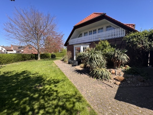 Hausansicht mit Balkon