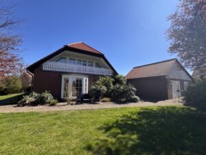 Hausansicht vorn mit Ansicht Garage