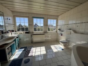 Badezimmer mit Badewanne und Dusche Obergeschoss