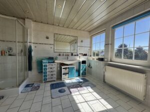 Badezimmer mit Badewanne und Dusche Obergeschoss