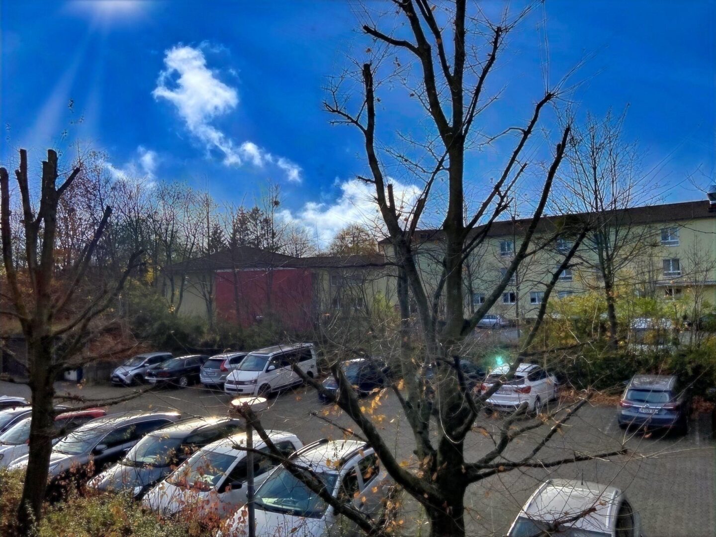 Parkplatz vor dem Hotel