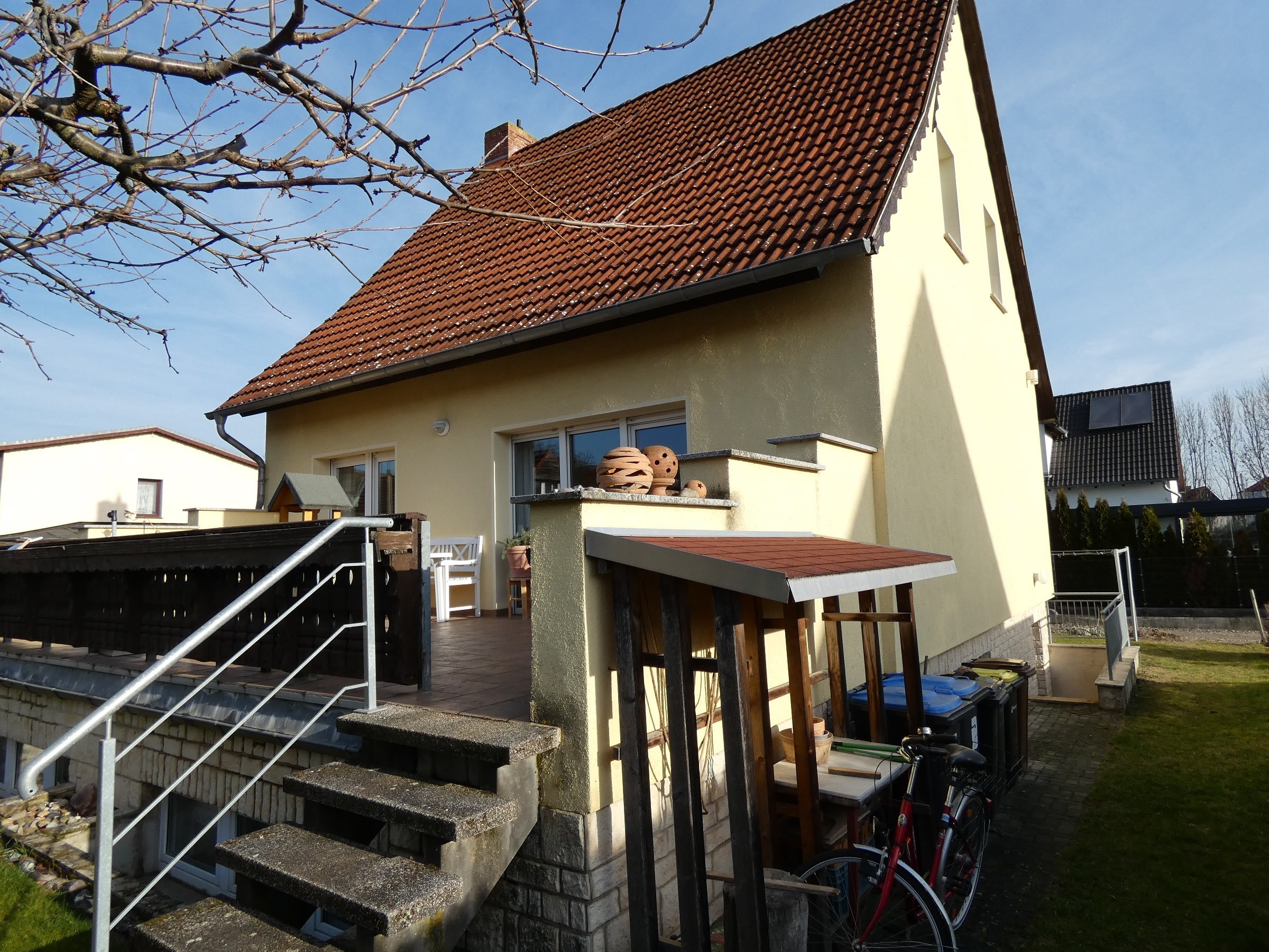 Außenansicht mit Terrasse