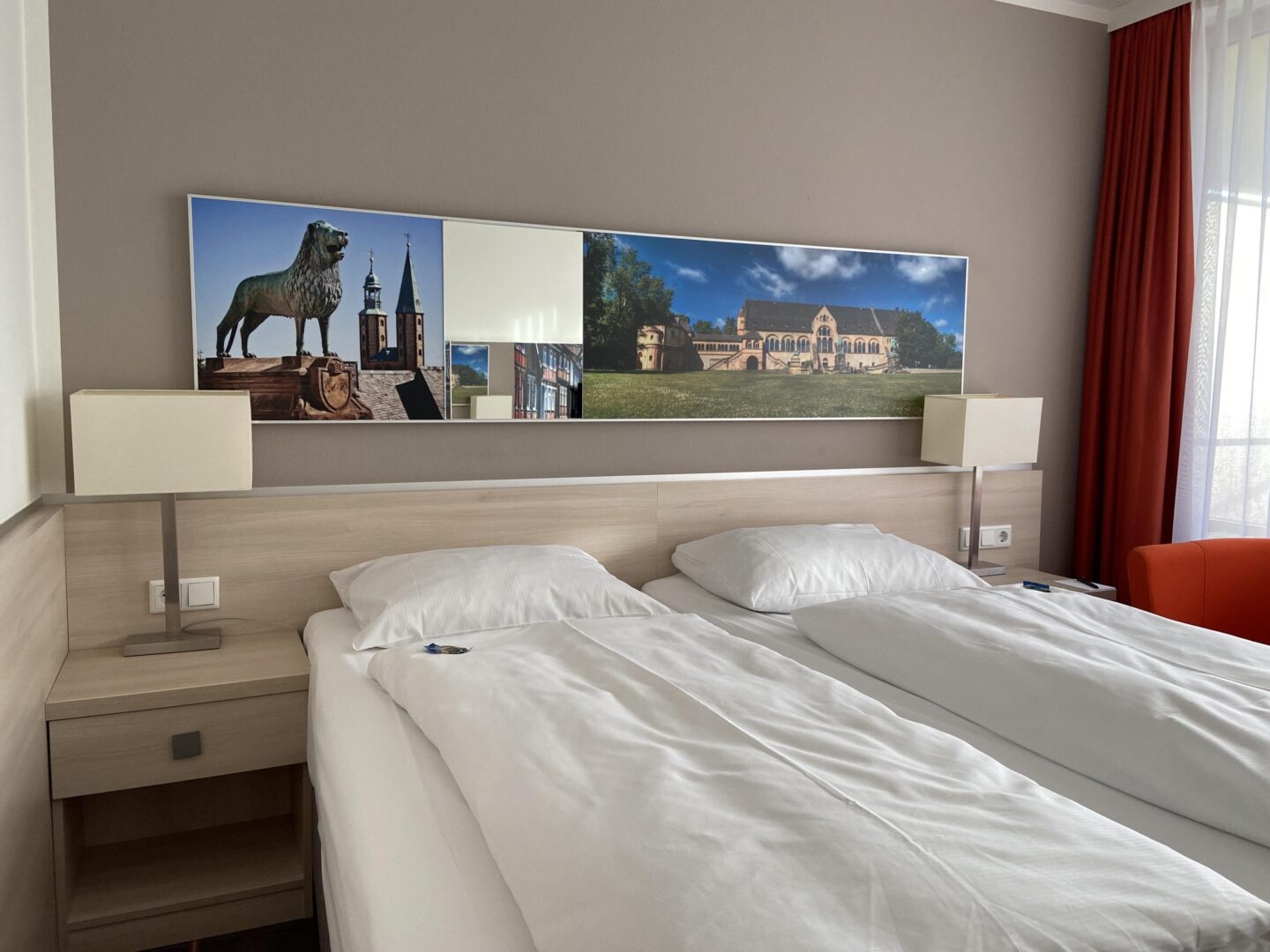 Hotelzimmer mit Doppelbett