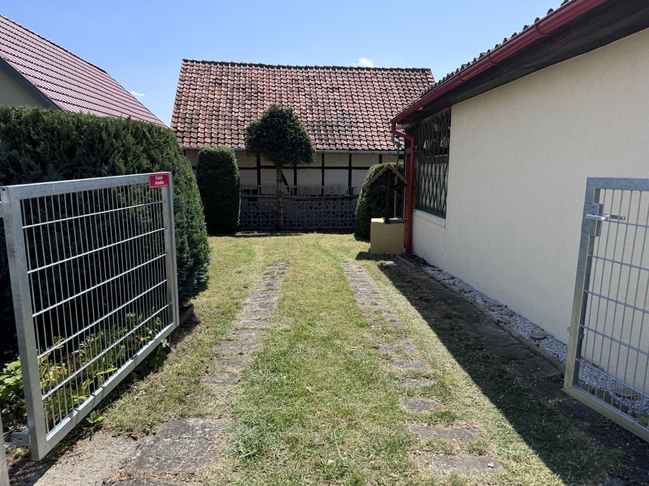 Einfahrt 2 PKW Stellplätze