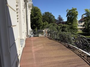 Balkon vor dem Büro