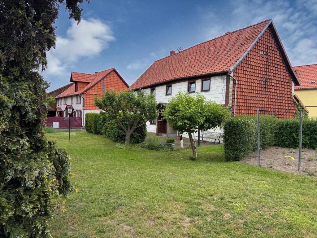 Gartenansicht mit Wohnhaus