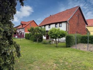 Gartenansicht mit Wohnhaus