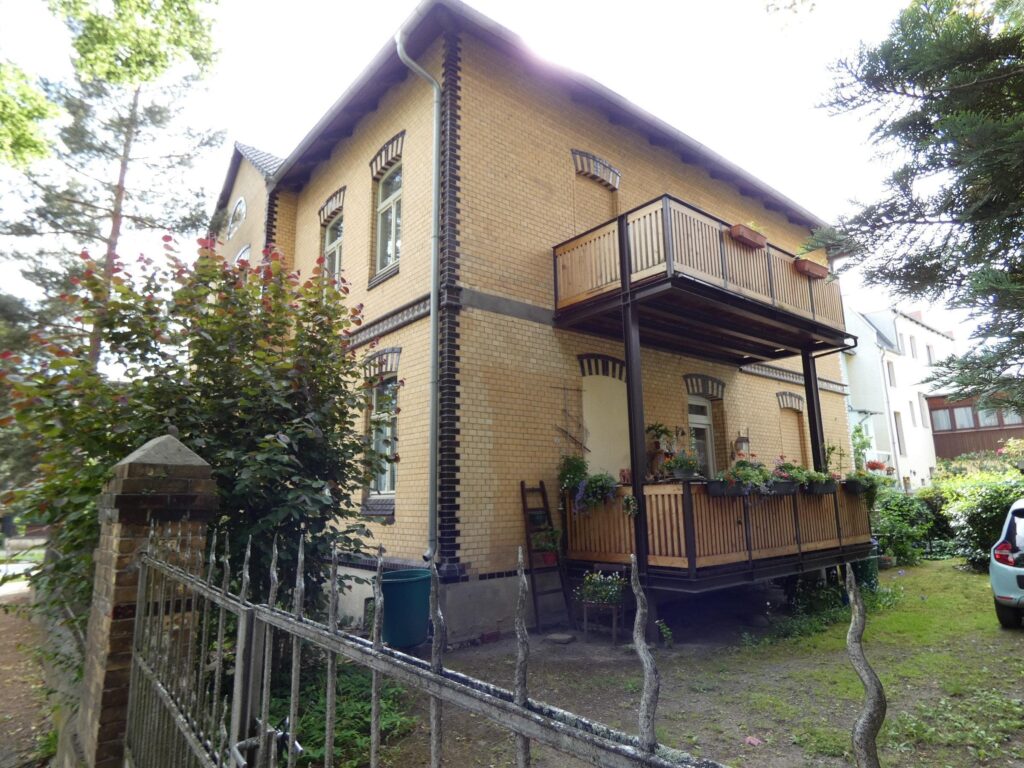 Seitenansicht mit Zufahrt u. Balkonanlage