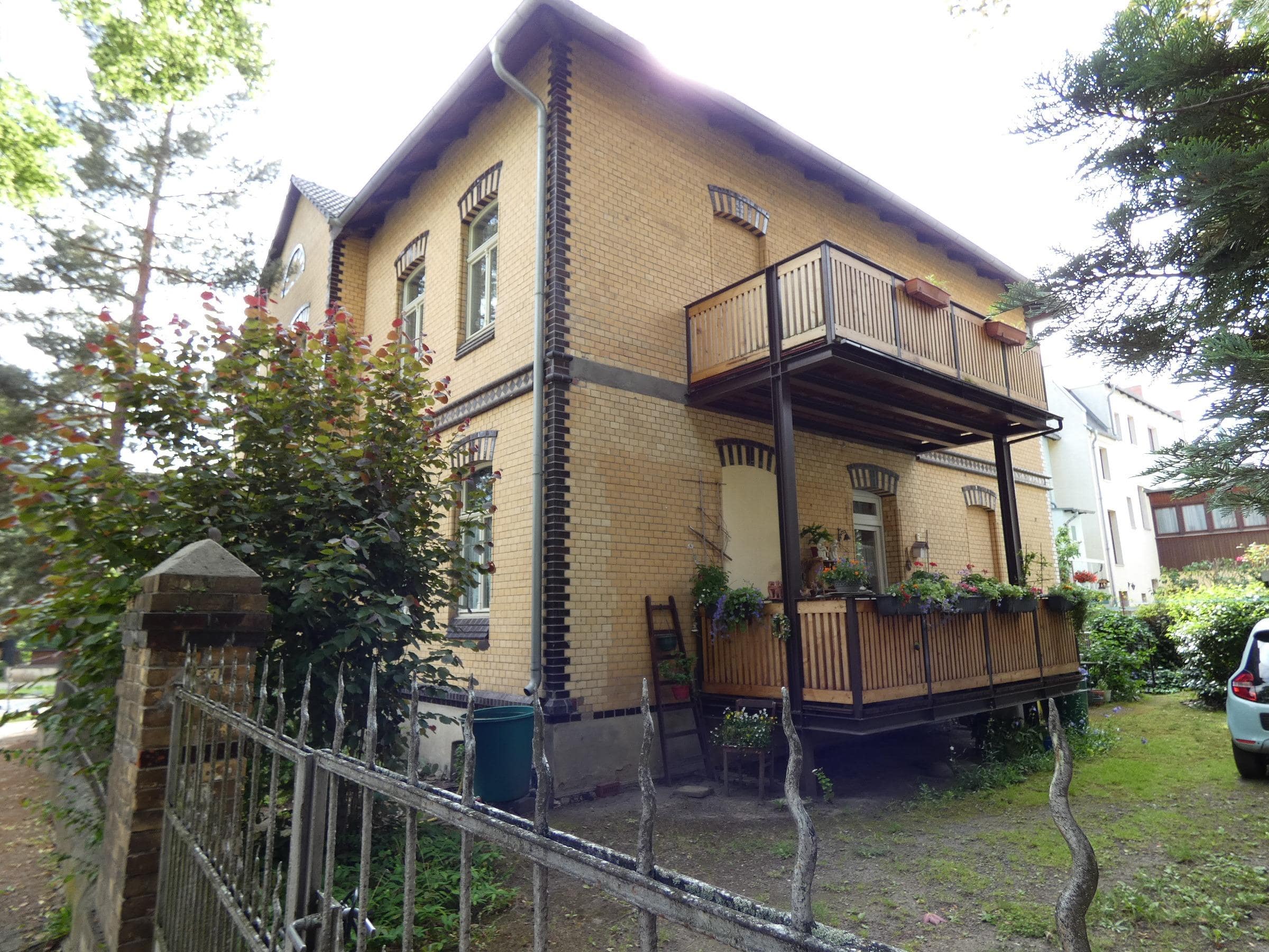 Seitenansicht mit Zufahrt u. Balkonanlage