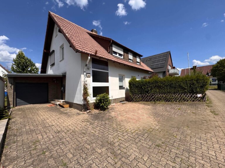 Eingangsbereich mit Garagenzufahrt