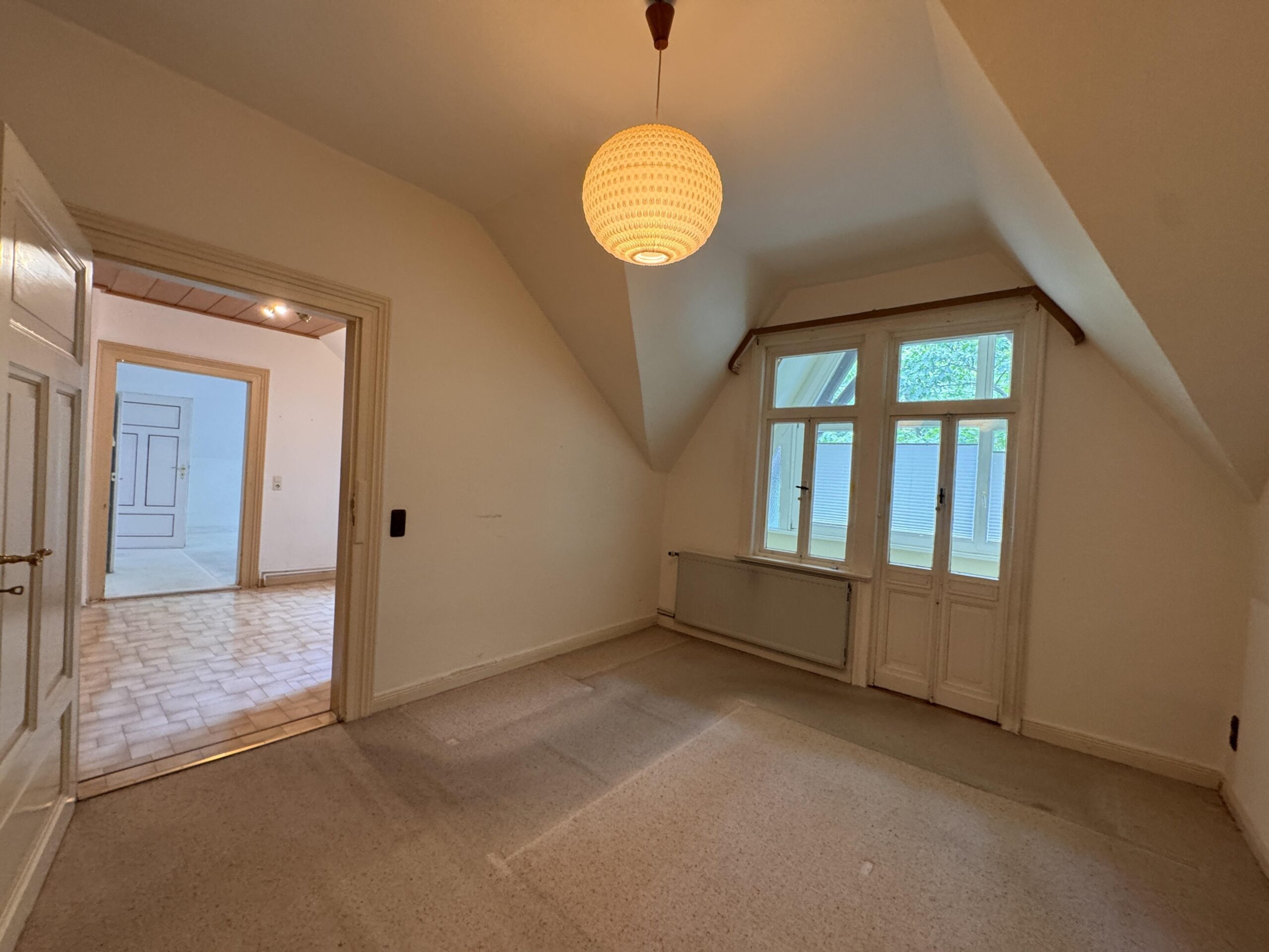 Wohnzimmer mit Blick Richtung Küche