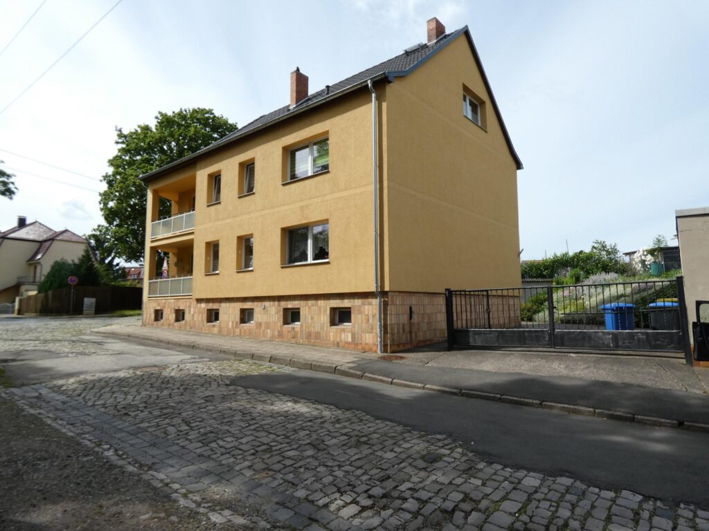 Außenansicht mit Zufahrt
