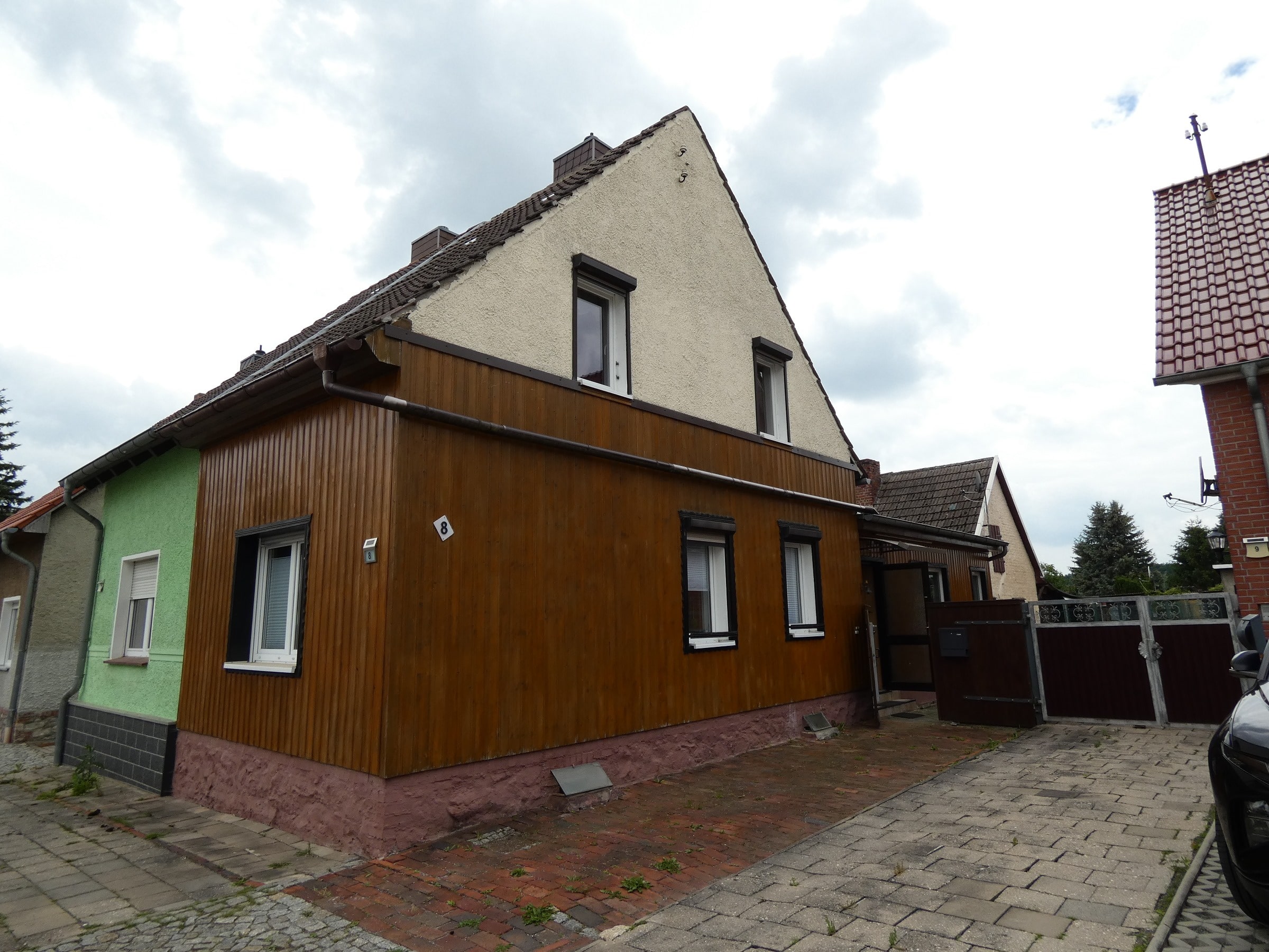 Straßenansicht mit Einfahrt