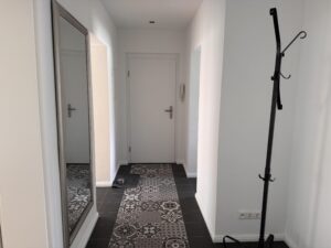 Flur mit Blick zur Wohnungstür