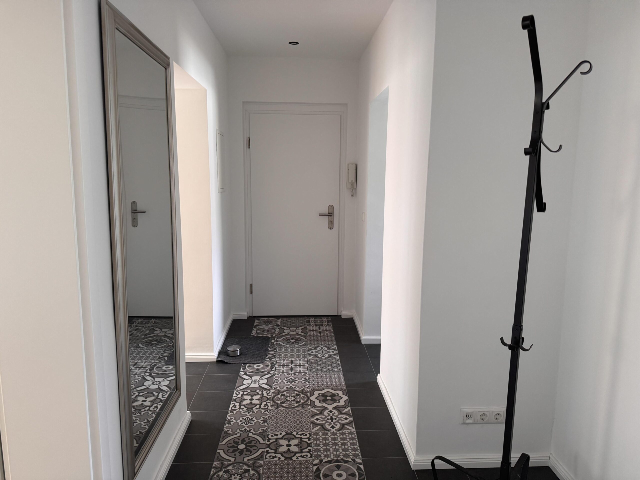 Flur mit Blick zur Wohnungstür