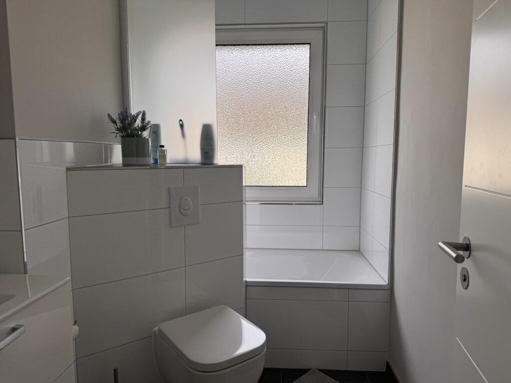 Bad mit Badewanne und WC