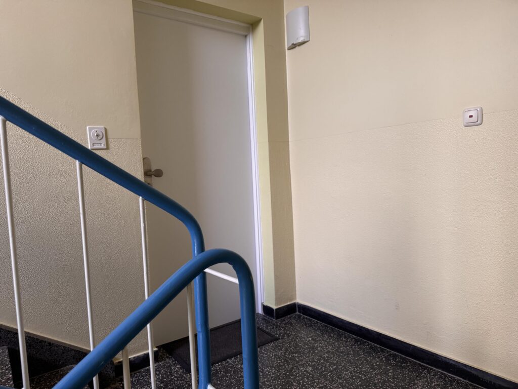 Treppenaufgang mit Eingangstür