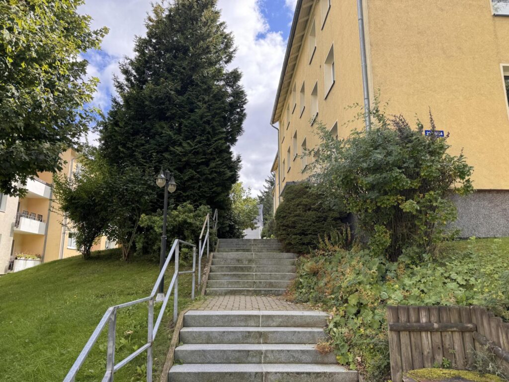 Treppenaufgang zu den Eingängen