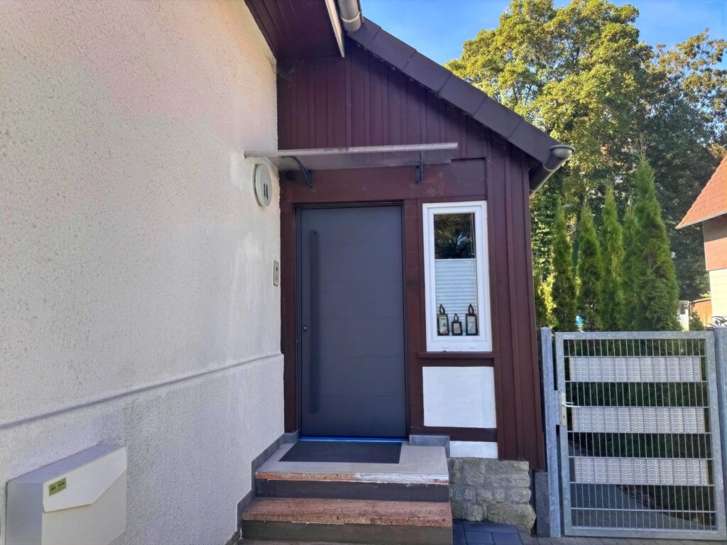Hauseingang mit neuer Tür