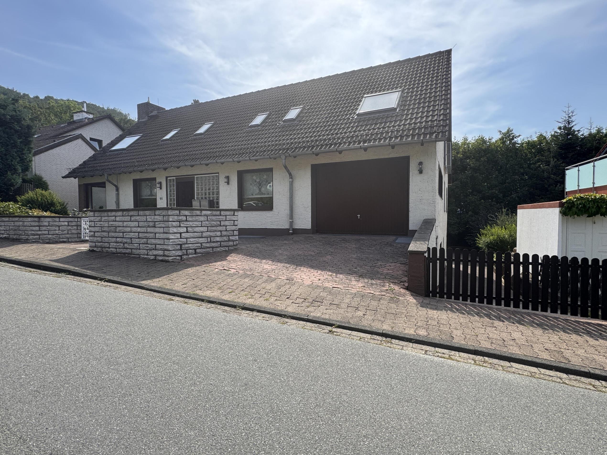 Außenansicht mit Einfahrt Garage
