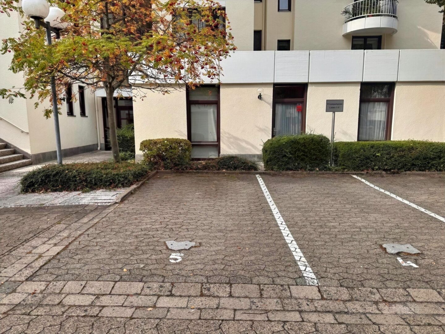 PKW-Einstellplatz (Nummer 5, links)