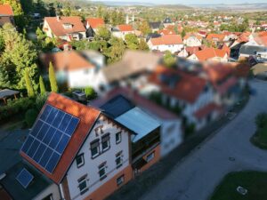 Luftaufnahme mit Teufelsmauer im Hintergrund